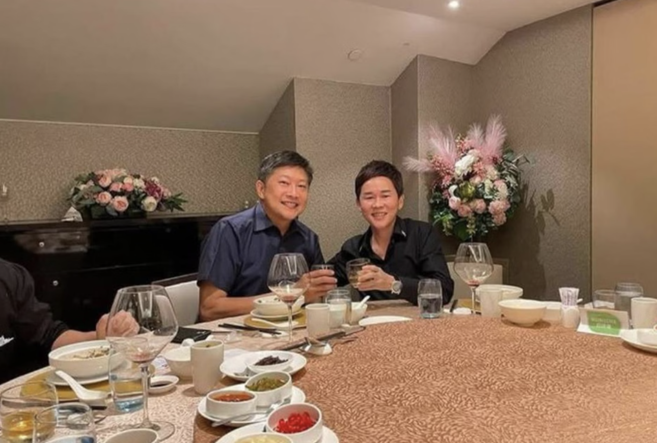 Ng Chee Meng sharing a drink with Su Haijin.
